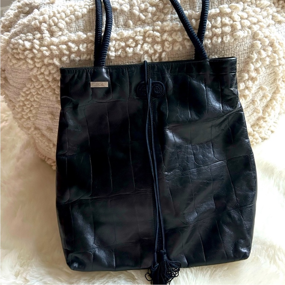 Elegant Black Tote Bag with Crocodile Texture and Dual Straps